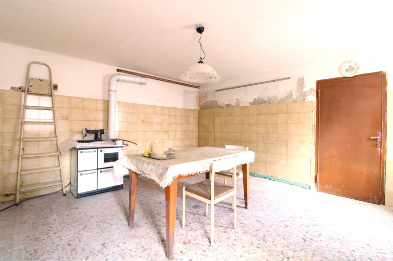 MONSELICE: in zona situata a circa 2 km dal centro casa accostata da ristrutturare con 2 box in l...