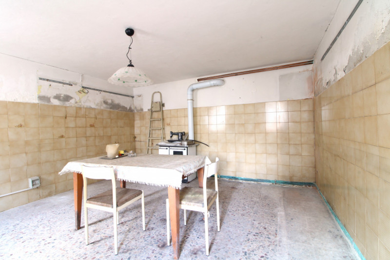 MONSELICE: in zona situata a circa 2 km dal centro casa accostata da ristrutturare con 2 box in l...