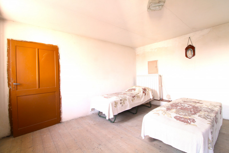 MONSELICE: in zona situata a circa 2 km dal centro casa accostata da ristrutturare con 2 box in l...