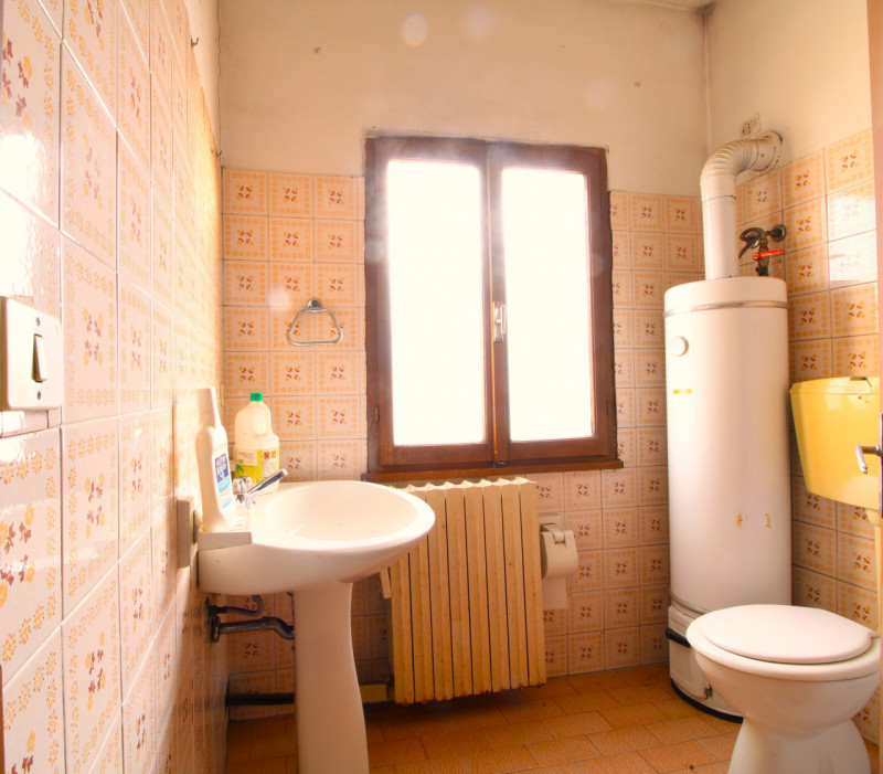 MONSELICE: in zona situata a circa 2 km dal centro casa accostata da ristrutturare con 2 box in l...