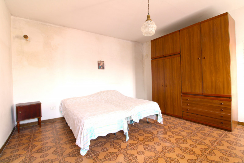 MONSELICE: in zona situata a circa 2 km dal centro casa accostata da ristrutturare con 2 box in l...