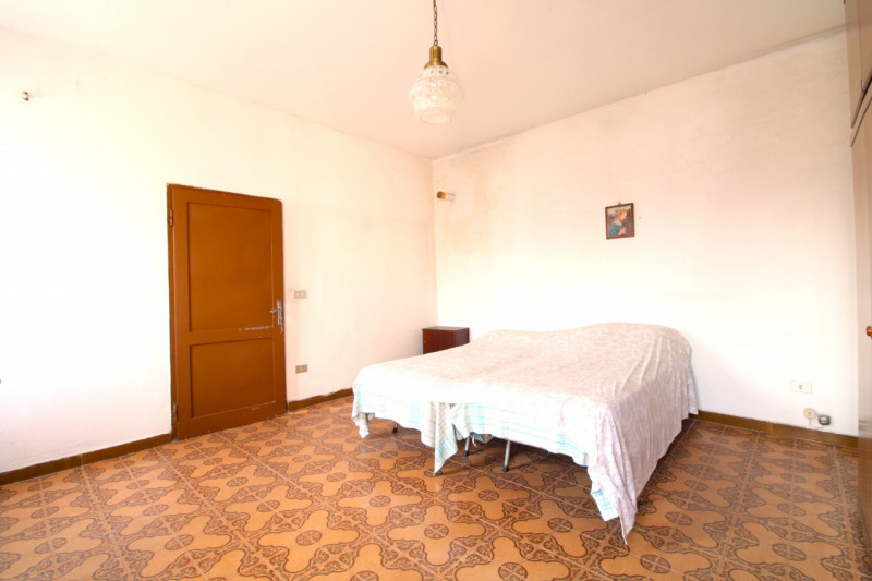 MONSELICE: in zona situata a circa 2 km dal centro casa accostata da ristrutturare con 2 box in l...