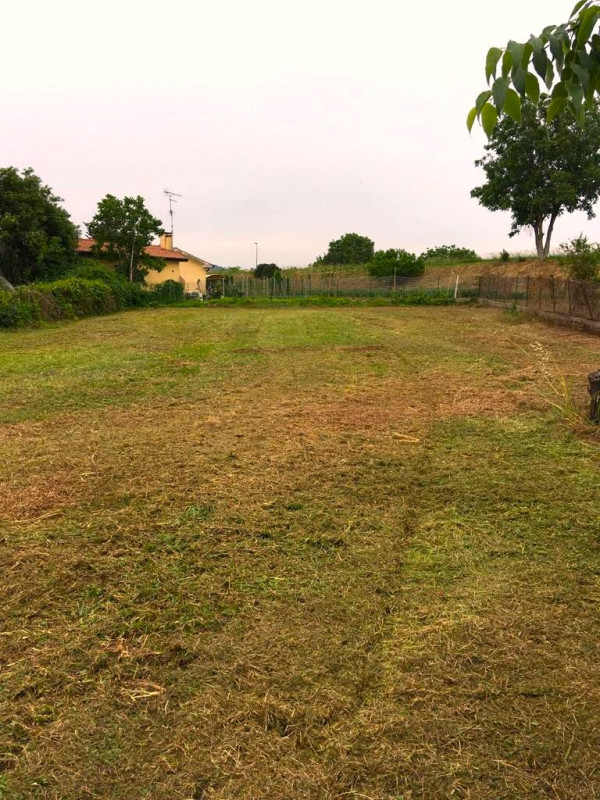 MONSELICE: in zona situata a circa 2 km dal centro casa accostata da ristrutturare con 2 box in l...