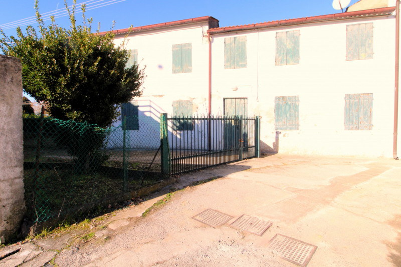 MONSELICE: in zona situata a circa 2 km dal centro casa accostata da ristrutturare con 2 box in l...