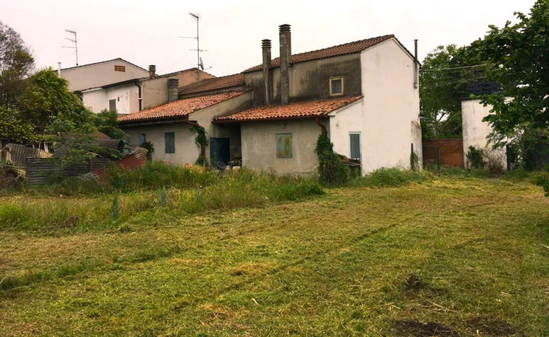 MONSELICE: nella tranquilla zona di Marendole, proponiamo in vendita una porzione di testa di cas...