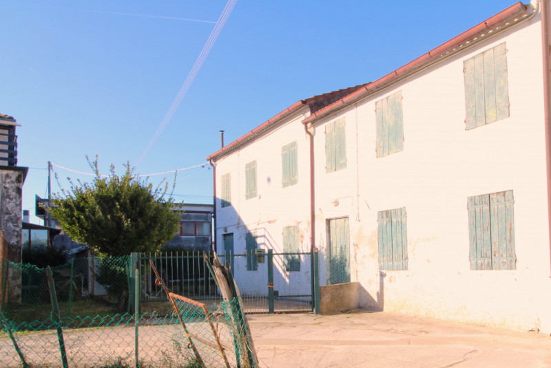 MONSELICE: in zona situata a circa 2 km dal centro casa accostata da ristrutturare con 2 box in l...