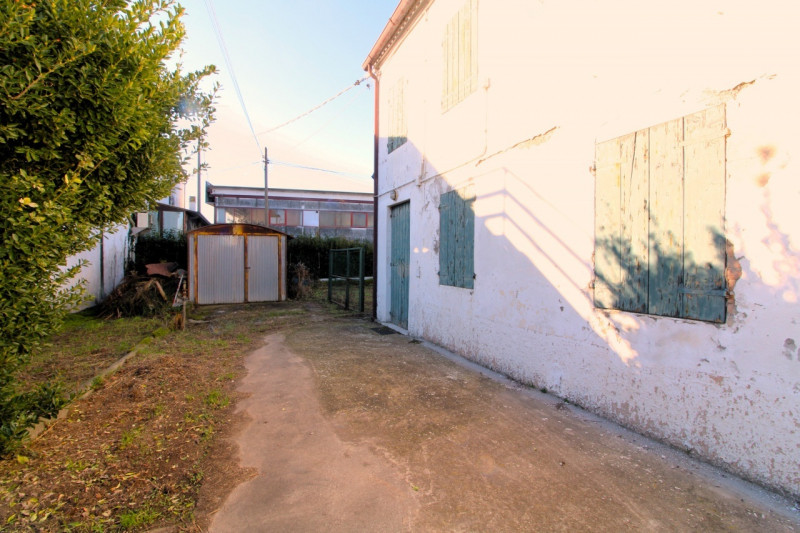 MONSELICE: nella tranquilla zona di Marendole, proponiamo in vendita una porzione di testa di cas...