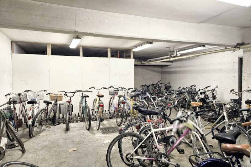 Quest’immobile viene venduto tramite asta online.
Tre locali ad uso magazzino posti al piano semi...