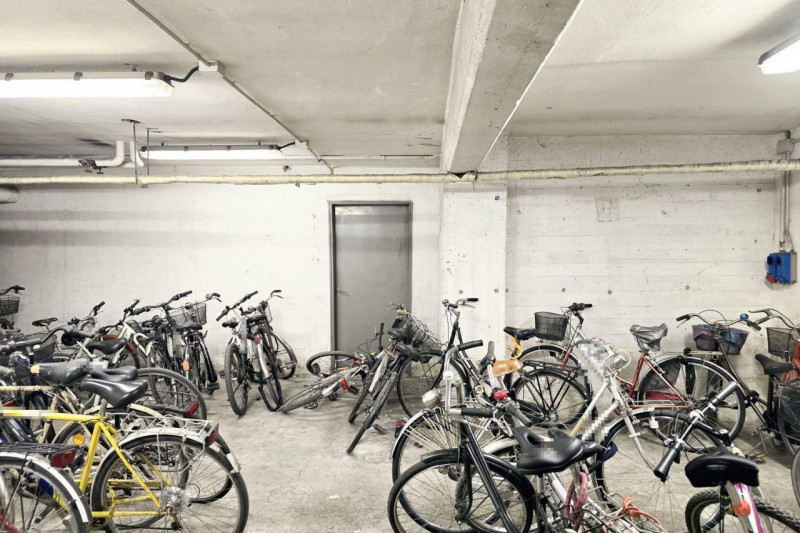 Quest’immobile viene venduto tramite asta online.
Tre locali ad uso magazzino posti al piano semi...