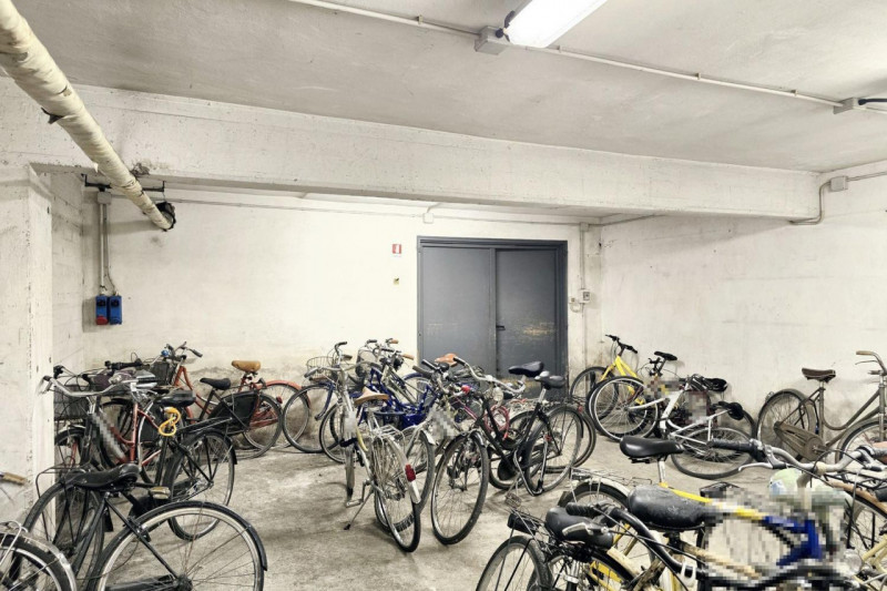 Quest’immobile viene venduto tramite asta online.
Tre locali ad uso magazzino posti al piano semi...