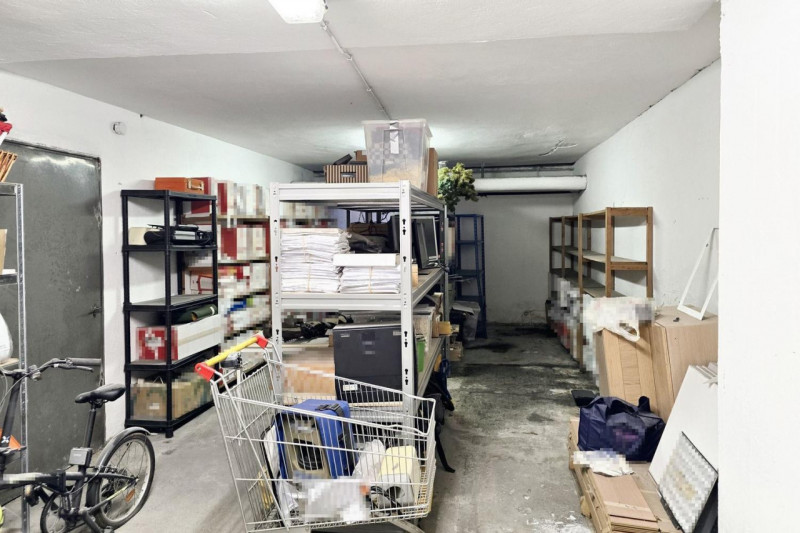 Quest’immobile viene venduto tramite asta online.
Tre locali ad uso magazzino posti al piano semi...