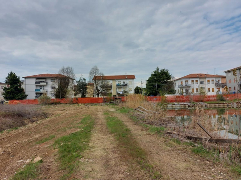 Quest’immobile viene venduto tramite asta online.

Vendesi terreno edificabile di 14.484 mq sito ...