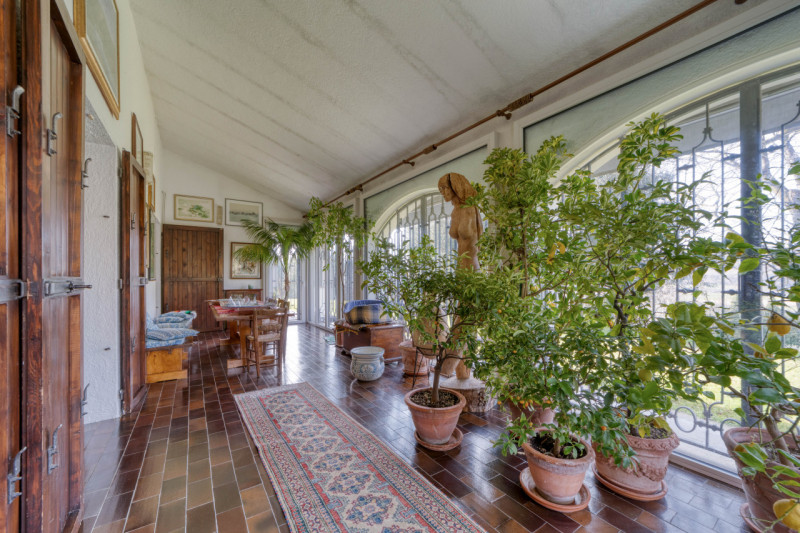 Elegante villa singola situata ad Arquà Petrarca, un angolo incantevole del Veneto noto per la su...