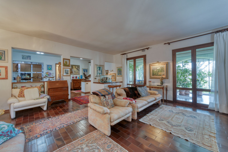 Elegante villa singola situata ad Arquà Petrarca, un angolo incantevole del Veneto noto per la su...