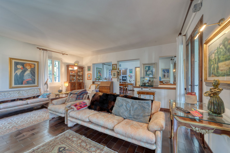 Elegante villa singola situata ad Arquà Petrarca, un angolo incantevole del Veneto noto per la su...