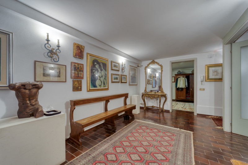 Elegante villa singola situata ad Arquà Petrarca, un angolo incantevole del Veneto noto per la su...