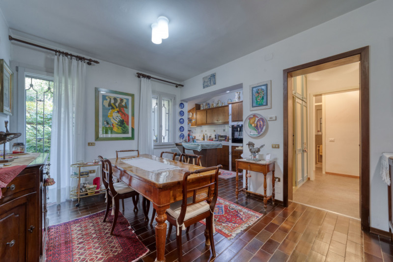 Elegante villa singola situata ad Arquà Petrarca, un angolo incantevole del Veneto noto per la su...