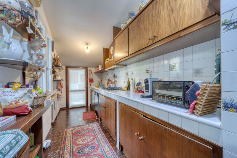 Elegante villa singola situata ad Arquà Petrarca, un angolo incantevole del Veneto noto per la su...