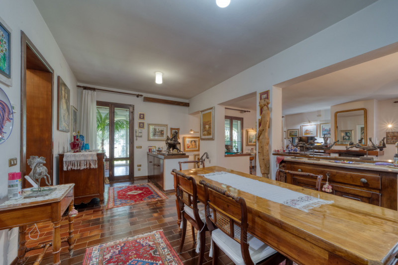 Elegante villa singola situata ad Arquà Petrarca, un angolo incantevole del Veneto noto per la su...