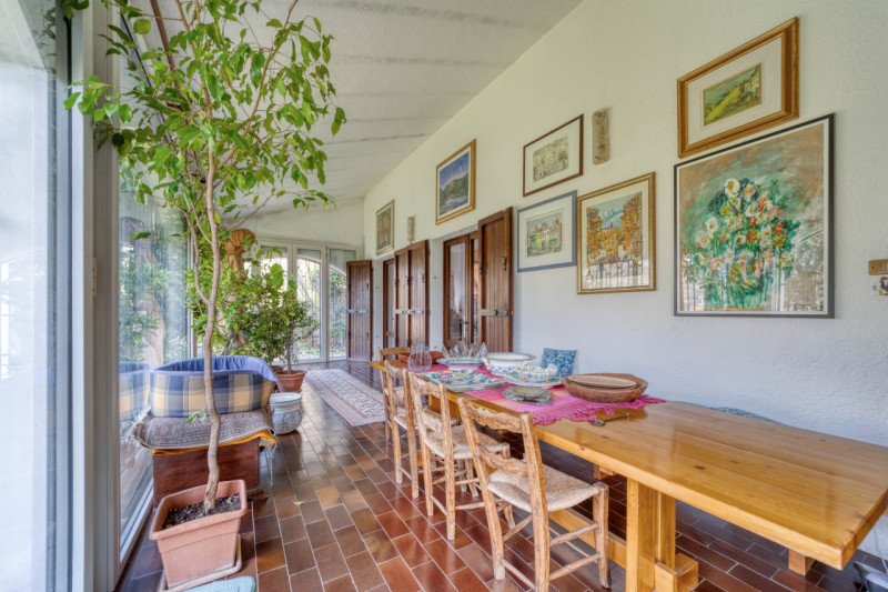 Elegante villa singola situata ad Arquà Petrarca, un angolo incantevole del Veneto noto per la su...