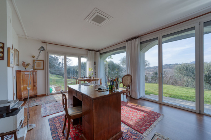 Elegante villa singola situata ad Arquà Petrarca, un angolo incantevole del Veneto noto per la su...