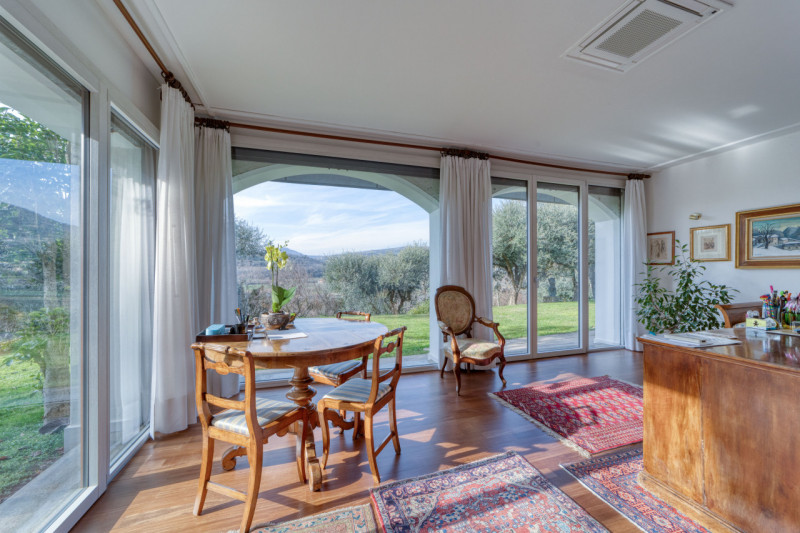 Elegante villa singola situata ad Arquà Petrarca, un angolo incantevole del Veneto noto per la su...