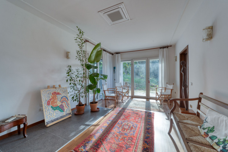 Elegante villa singola situata ad Arquà Petrarca, un angolo incantevole del Veneto noto per la su...