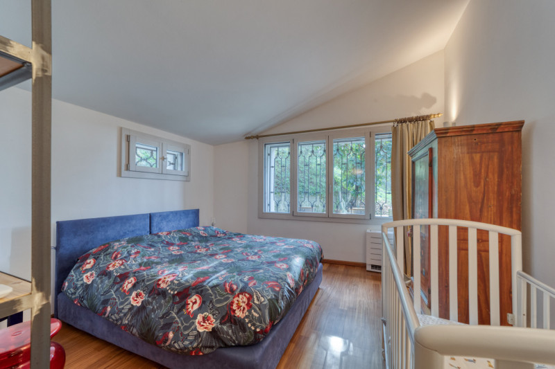 Elegante villa singola situata ad Arquà Petrarca, un angolo incantevole del Veneto noto per la su...