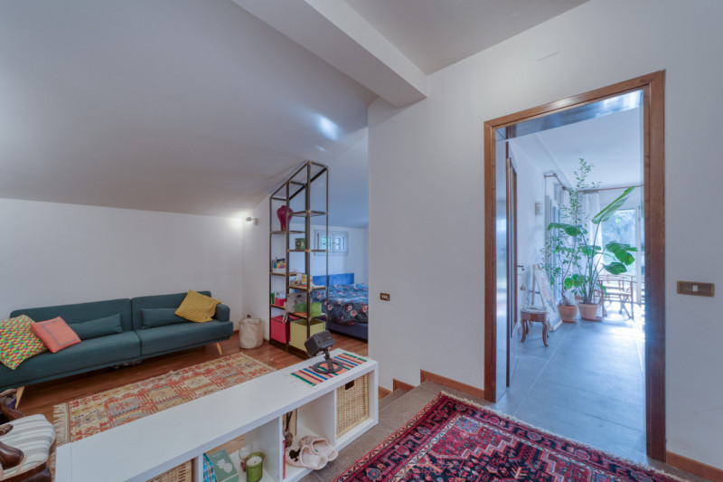 Elegante villa singola situata ad Arquà Petrarca, un angolo incantevole del Veneto noto per la su...