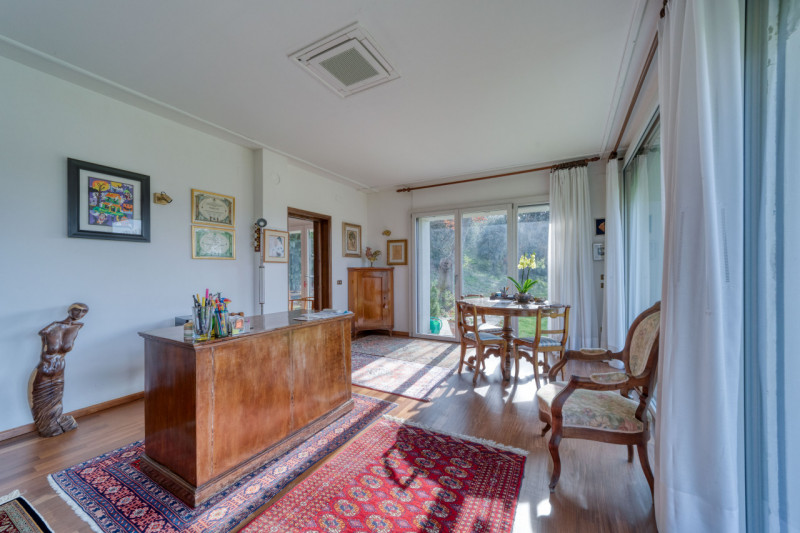 Elegante villa singola situata ad Arquà Petrarca, un angolo incantevole del Veneto noto per la su...