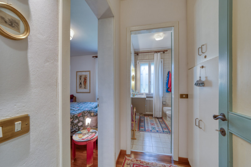 Elegante villa singola situata ad Arquà Petrarca, un angolo incantevole del Veneto noto per la su...