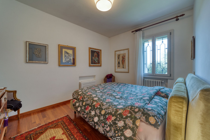 Elegante villa singola situata ad Arquà Petrarca, un angolo incantevole del Veneto noto per la su...