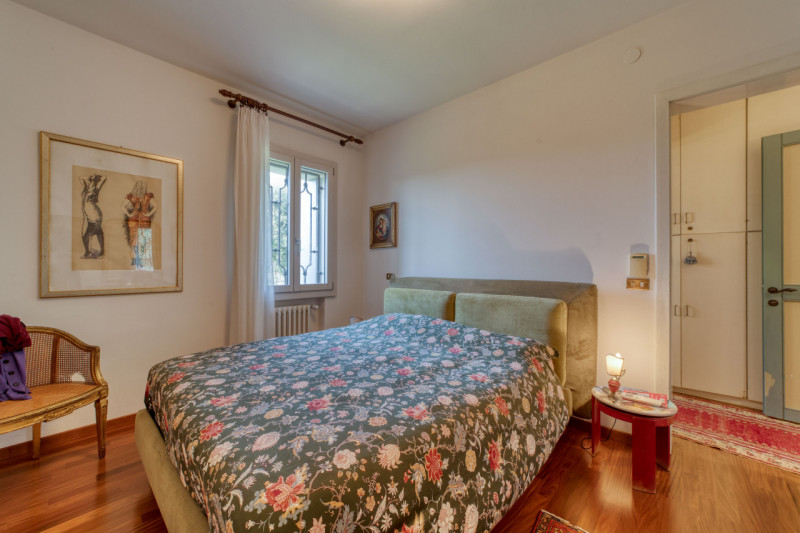 Elegante villa singola situata ad Arquà Petrarca, un angolo incantevole del Veneto noto per la su...