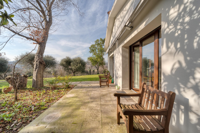 Elegante villa singola situata ad Arquà Petrarca, un angolo incantevole del Veneto noto per la su...