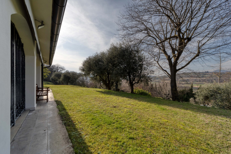 Elegante villa singola situata ad Arquà Petrarca, un angolo incantevole del Veneto noto per la su...