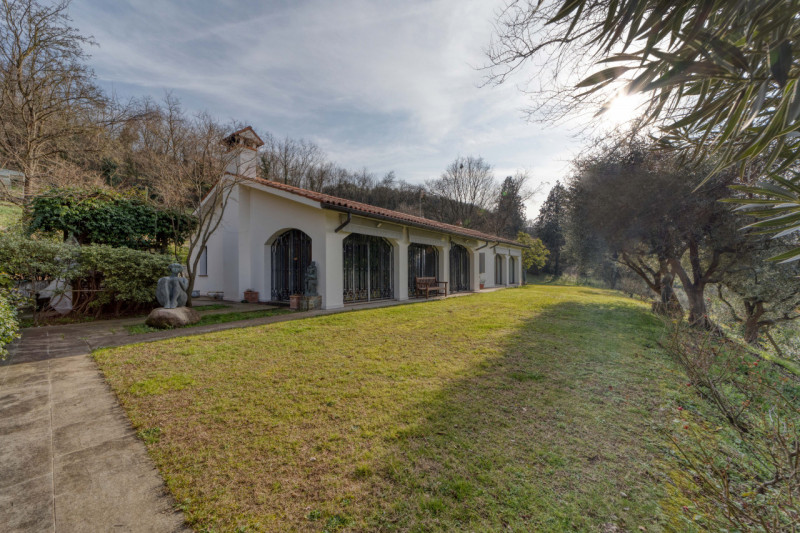 Elegante villa singola situata ad Arquà Petrarca, un angolo incantevole del Veneto noto per la su...