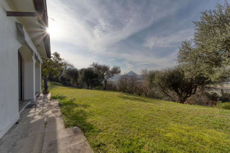 Elegante villa singola situata ad Arquà Petrarca, un angolo incantevole del Veneto noto per la su...