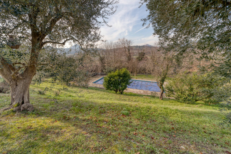 Elegante villa singola situata ad Arquà Petrarca, un angolo incantevole del Veneto noto per la su...