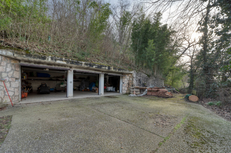 Elegante villa singola situata ad Arquà Petrarca, un angolo incantevole del Veneto noto per la su...