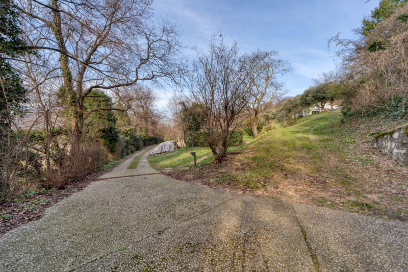 Elegante villa singola situata ad Arquà Petrarca, un angolo incantevole del Veneto noto per la su...