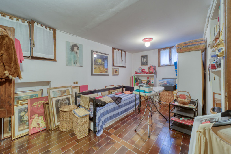 Elegante villa singola situata ad Arquà Petrarca, un angolo incantevole del Veneto noto per la su...