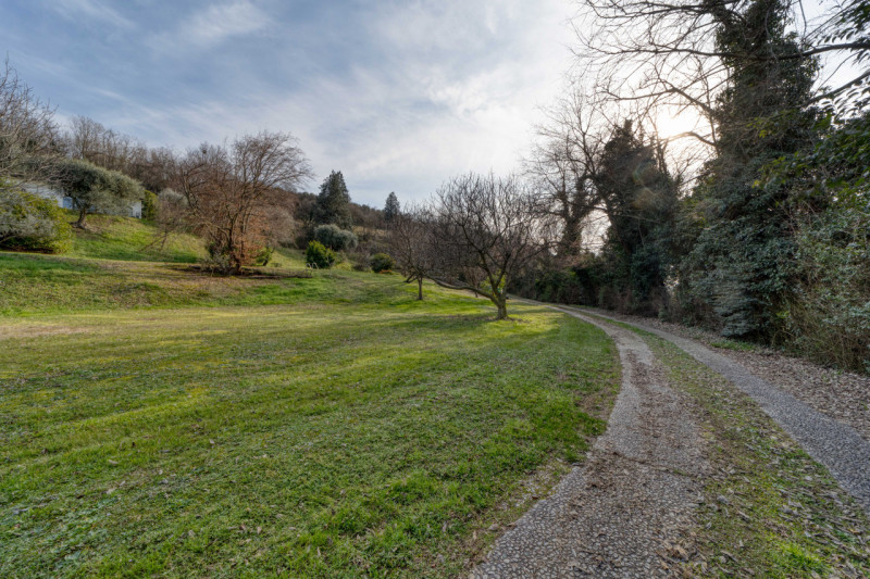 Elegante villa singola situata ad Arquà Petrarca, un angolo incantevole del Veneto noto per la su...