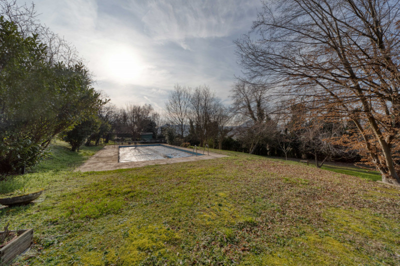 Elegante villa singola situata ad Arquà Petrarca, un angolo incantevole del Veneto noto per la su...