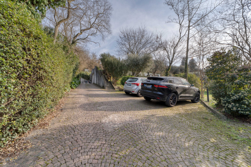 Elegante villa singola situata ad Arquà Petrarca, un angolo incantevole del Veneto noto per la su...