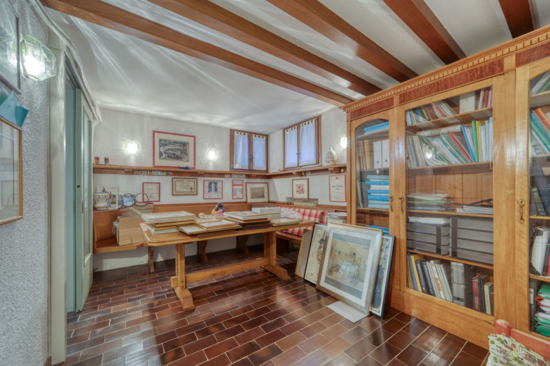 Elegante villa singola situata ad Arquà Petrarca, un angolo incantevole del Veneto noto per la su...