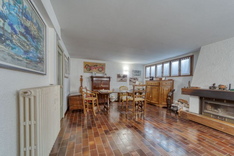 Elegante villa singola situata ad Arquà Petrarca, un angolo incantevole del Veneto noto per la su...