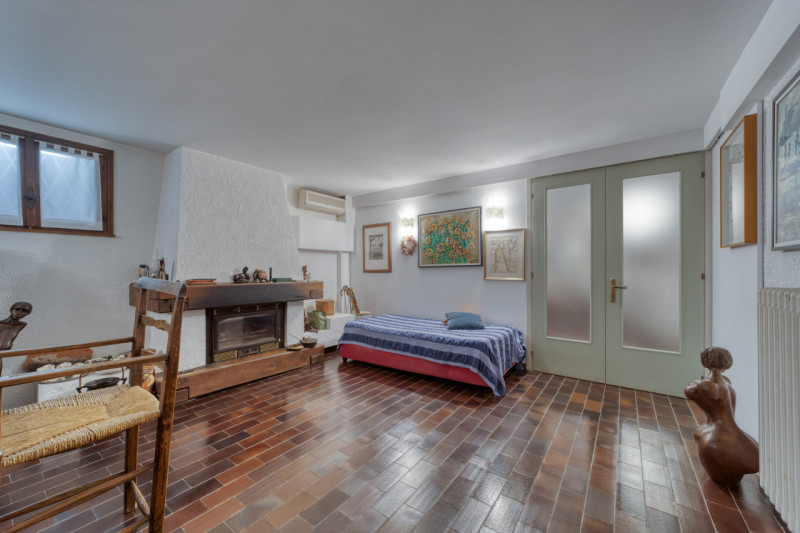 Elegante villa singola situata ad Arquà Petrarca, un angolo incantevole del Veneto noto per la su...