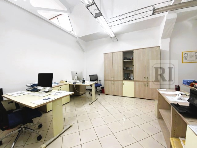 Ufficio-capannone di 170 mq situato nel cuore della zona industriale di Selvazzano Dentro, una po...