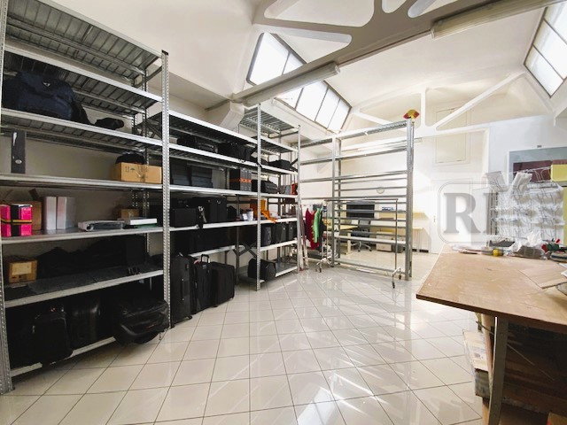 Ufficio-capannone di 170 mq situato nel cuore della zona industriale di Selvazzano Dentro, una po...