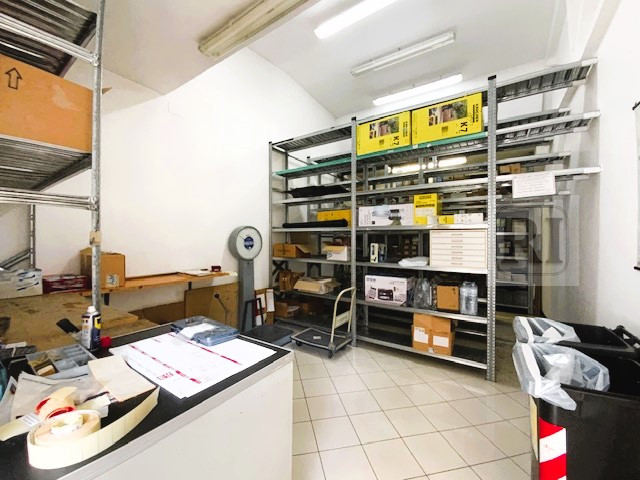 Ufficio-capannone di 170 mq situato nel cuore della zona industriale di Selvazzano Dentro, una po...